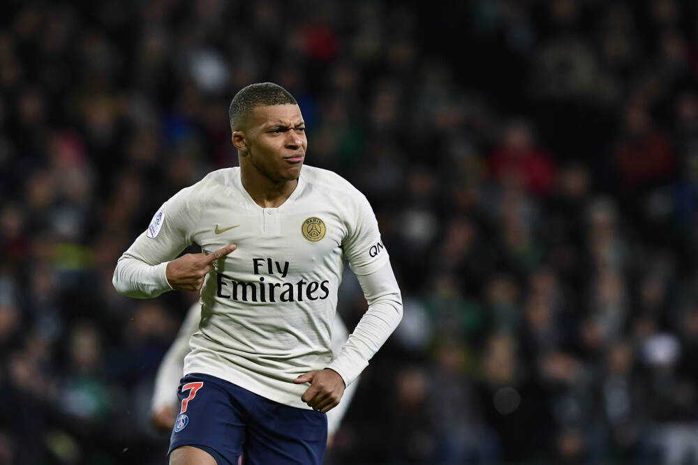 挑战接踵而至，日本史上首位女首相会“过渡”到未来吗？